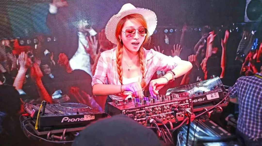 /SOHO酒吧/徐闻/8月30日 女神【DJ Tz】加盟，每晚激情时间与您相邀苏荷-徐闻苏荷酒吧/SOHO CLUB