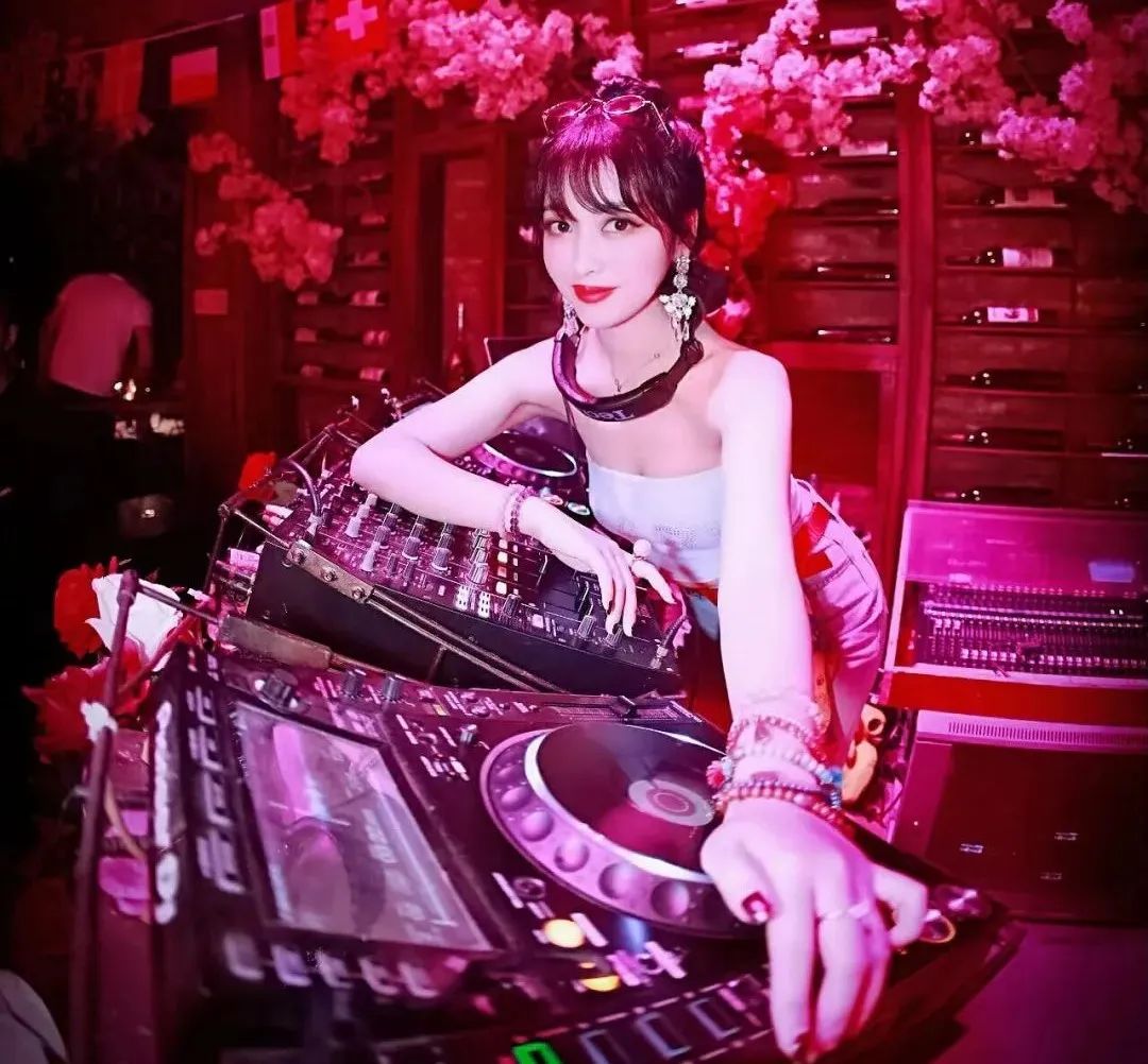 /SOHO酒吧/徐闻/8月30日 女神【DJ Tz】加盟，每晚激情时间与您相邀苏荷-徐闻苏荷酒吧/SOHO CLUB