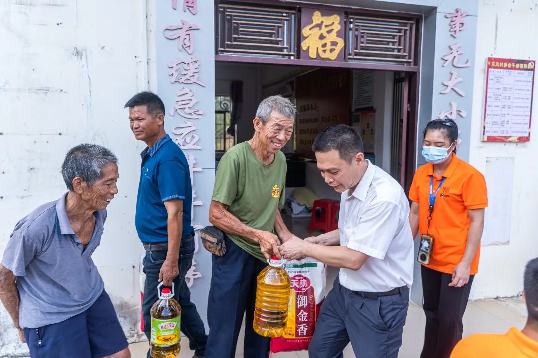 合浦白沙镇：村里突然来一帮人，还带着很多···-合浦N2国际酒吧