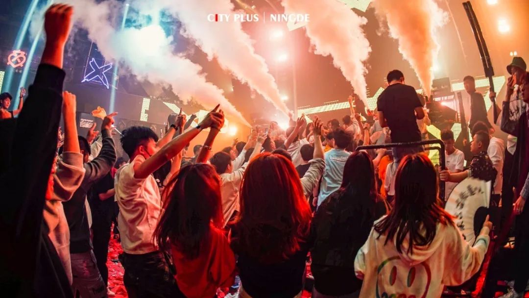 CITY PLUS | 就在今晚 《坐上火车去拉萨》 DJ 舞曲制作人 · 小白 强势来临！-宁德CT酒吧/CITY PLUS