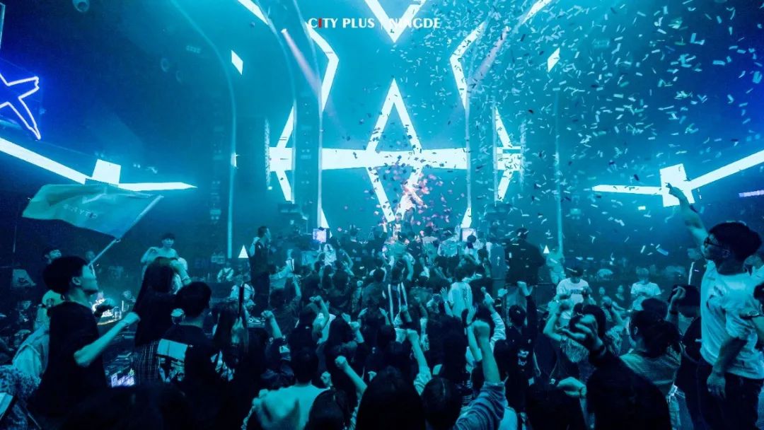 CITY PLUS | 就在今晚 《坐上火车去拉萨》 DJ 舞曲制作人 · 小白 强势来临！-宁德CT酒吧/CITY PLUS