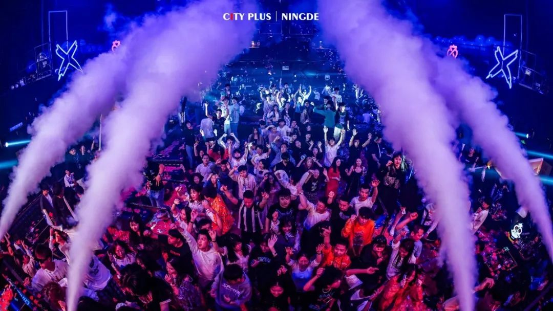CITY PLUS | 就在今晚 《坐上火车去拉萨》 DJ 舞曲制作人 · 小白 强势来临！-宁德CT酒吧/CITY PLUS