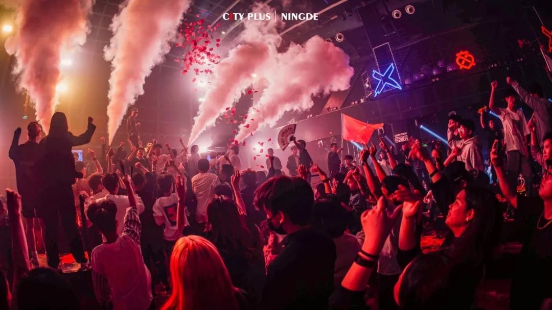 CITY PLUS | 就在今晚 《坐上火车去拉萨》 DJ 舞曲制作人 · 小白 强势来临！-宁德CT酒吧/CITY PLUS