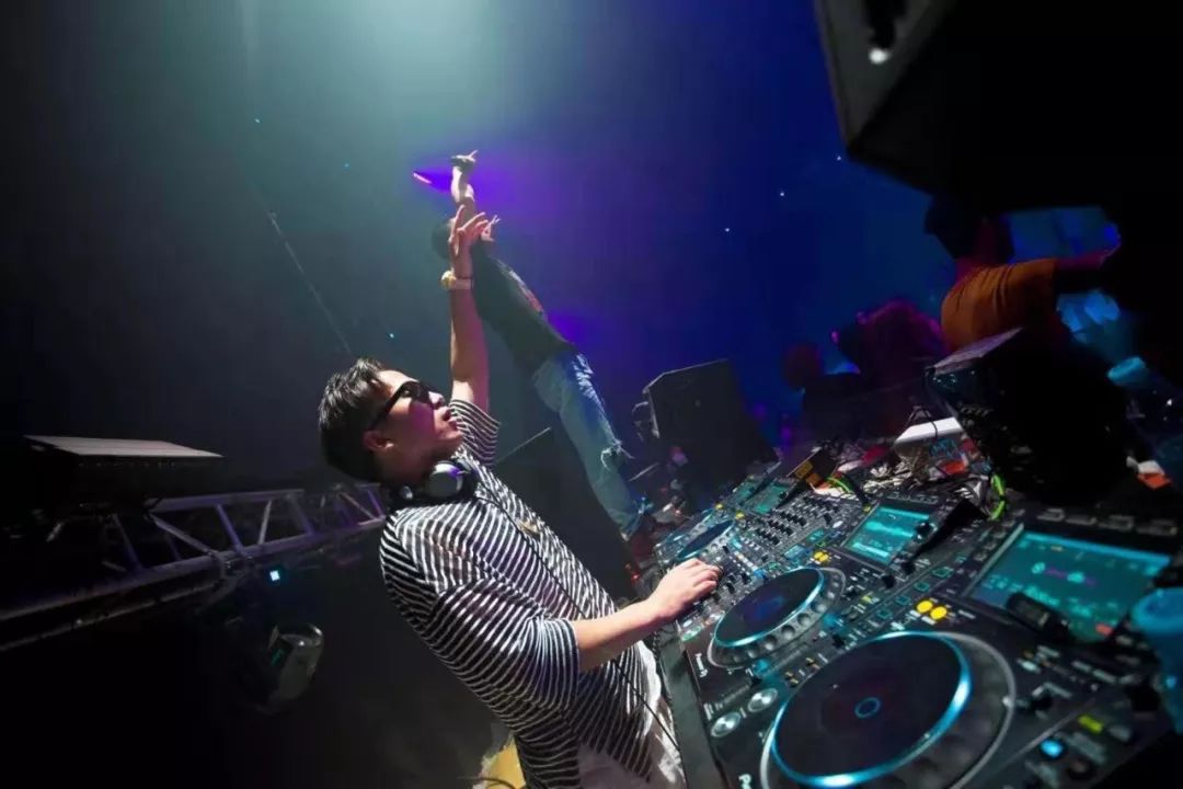 对音乐十年如一的热情,他不断挖掘音乐的深度-河源派缇酒吧/PARTY PARTY CLUB 对音乐十年如一的热情,他不断挖掘音乐的深度-河源派缇酒吧/PARTY PARTY CLUB