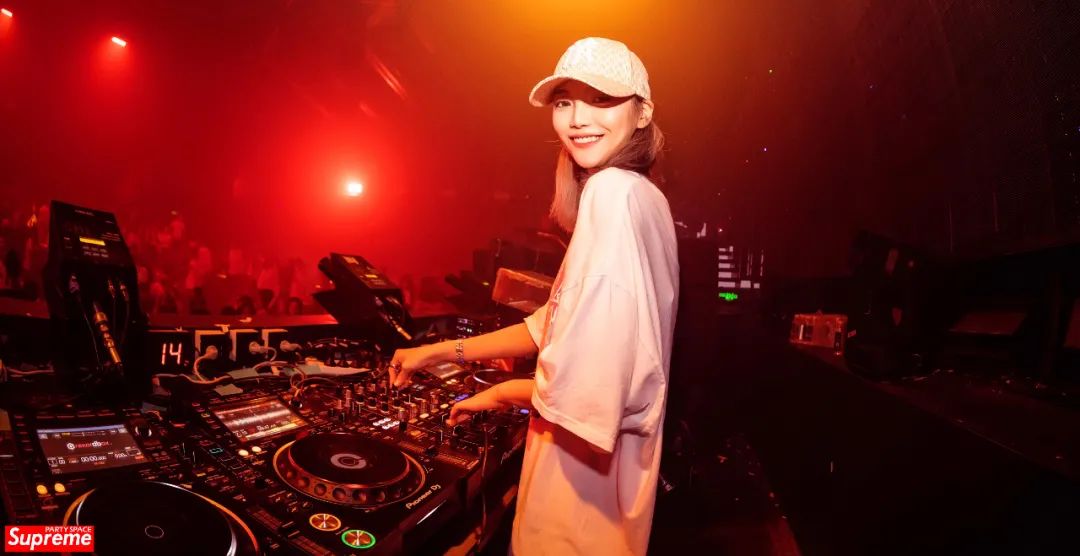 08.19 | #SUMMER BOUNCE 电音嘉年华# 甜美系DJ KILLA 制“燥”bounce风暴!-金华SupreMe派对空间酒吧 08.19 | #SUMMER BOUNCE 电音嘉年华# 甜美系DJ KILLA 制“燥”bounce风暴!-金华SupreMe派对空间酒吧