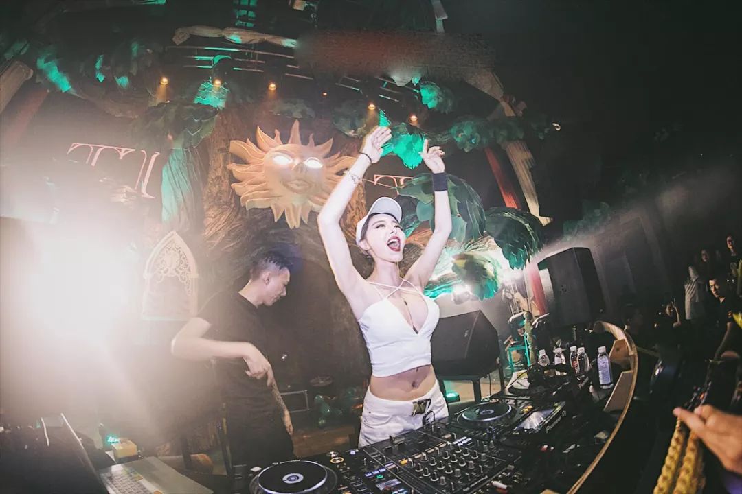 就在今夜，PYRO中国女子百大DJ TOP57 “轰炸”全场-伊宁NF酒吧/NF派对空间酒吧