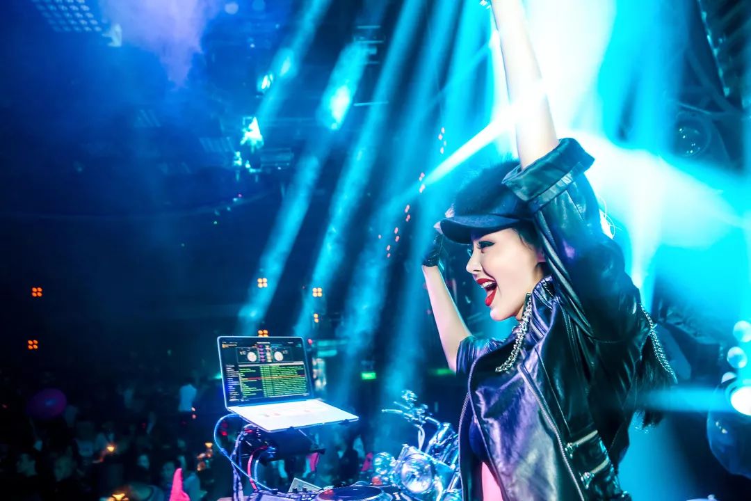 就在今夜，PYRO中国女子百大DJ TOP57 “轰炸”全场-伊宁NF酒吧/NF派对空间酒吧