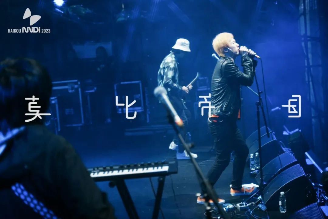 1.1 |【摇滚你的元旦】全场酒水畅饮！莫比帝国+照片送到店里那天+克林尼克-北京MAO Livehouse