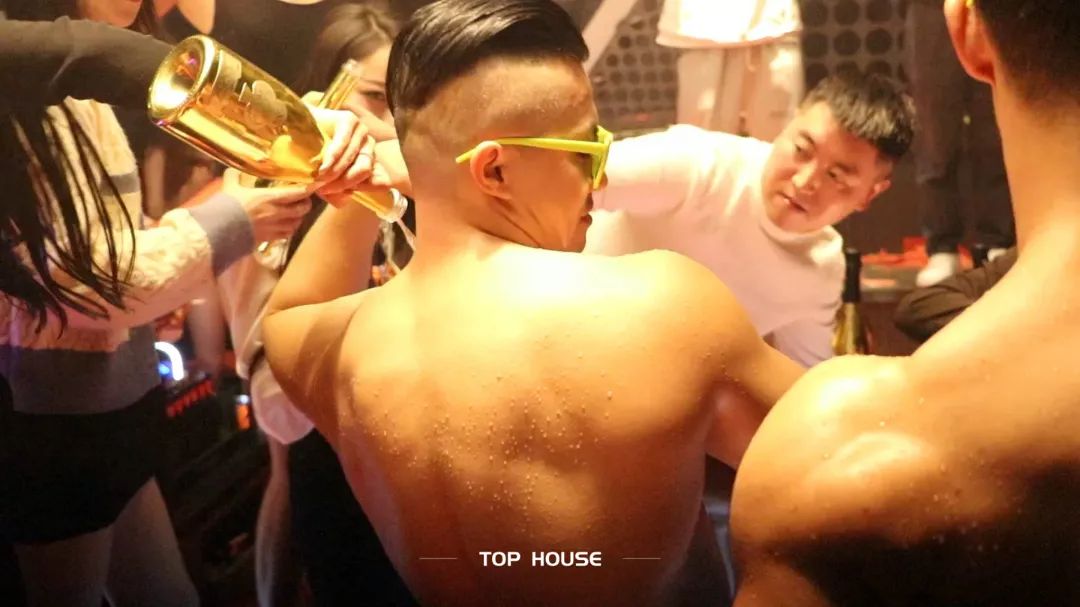 嘉宾回顾#肌肉猛男，硬核现场，性感不再是女人的权利！-利川TOP HOUSE酒吧