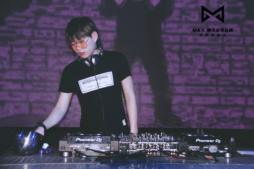 【MAX先锋艺人】大咖现场，感受最热辣的音浪-哈密MAX麦克斯酒馆