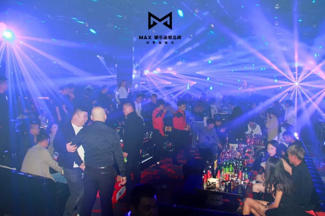【MAX先锋艺人】大咖现场，感受最热辣的音浪-哈密MAX麦克斯酒馆