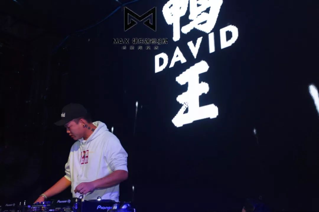 【MAX先锋艺人】大咖现场，感受最热辣的音浪-哈密MAX麦克斯酒馆