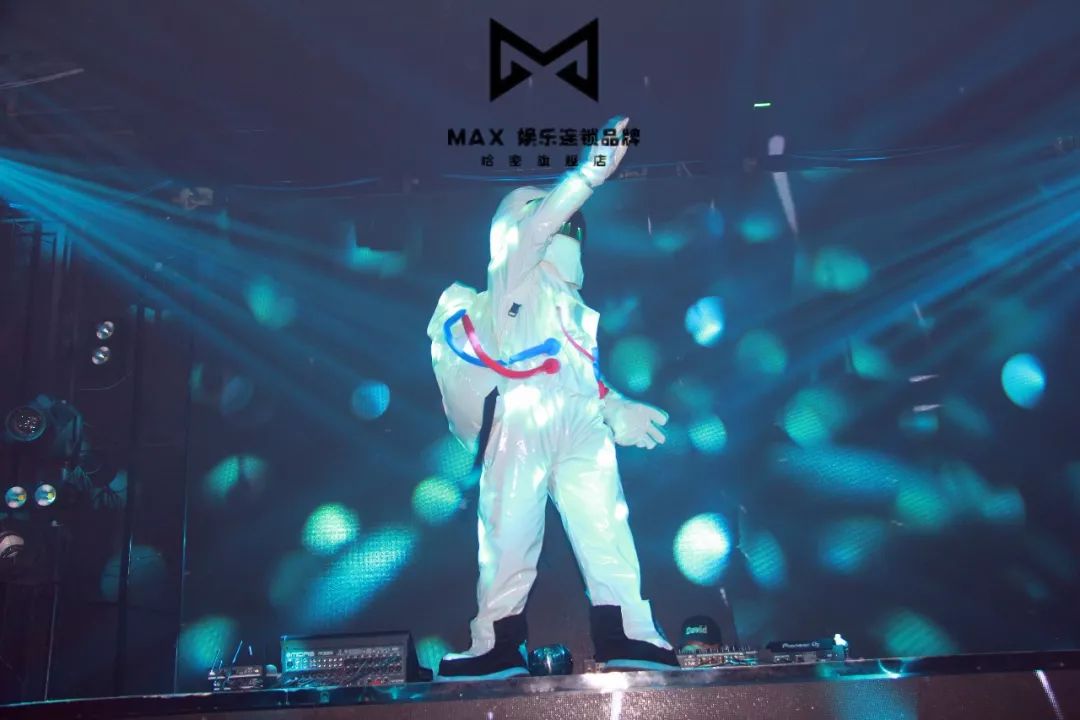 【MAX先锋艺人】大咖现场，感受最热辣的音浪-哈密MAX麦克斯酒馆