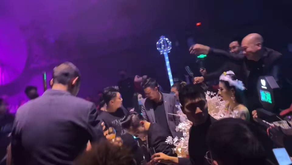 至尊黑卡董事签约仪式