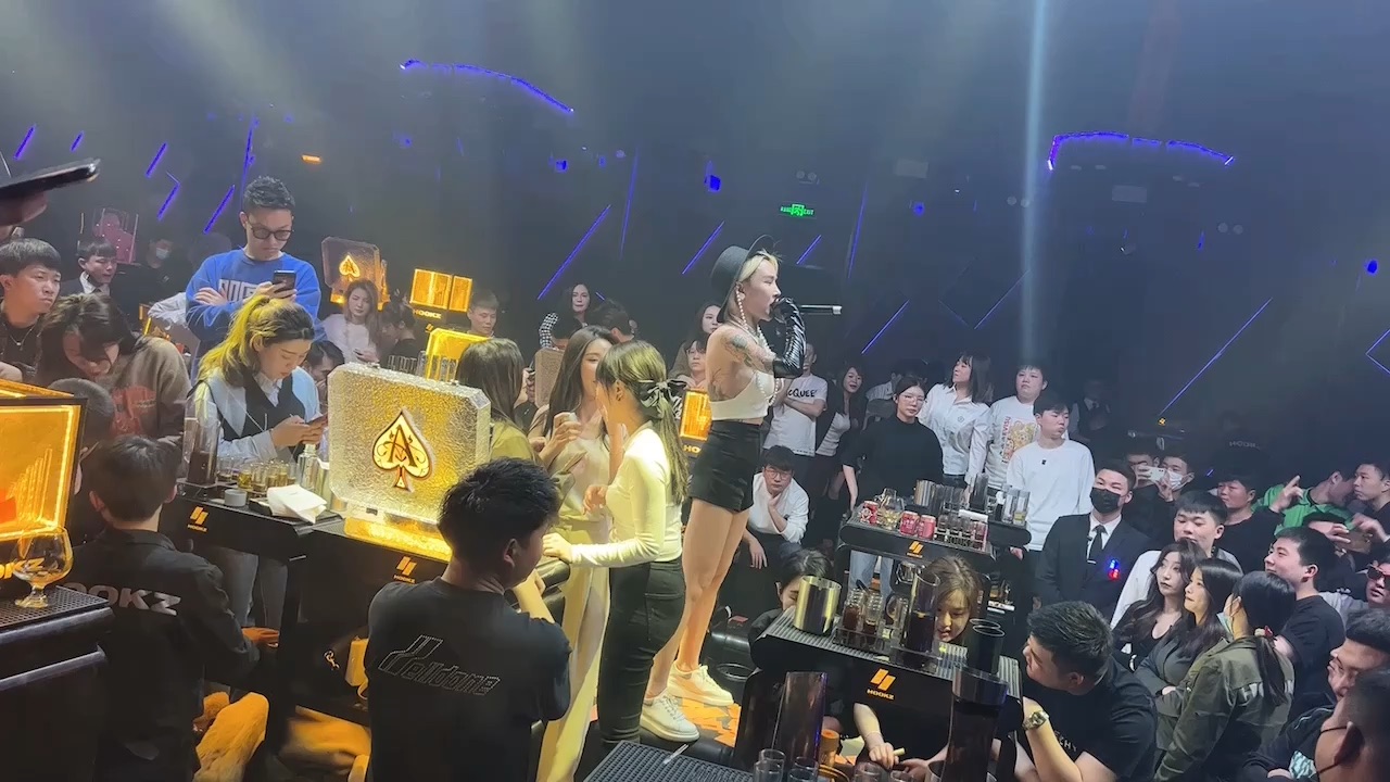 宁可身上无分文 也要花呗度佳人