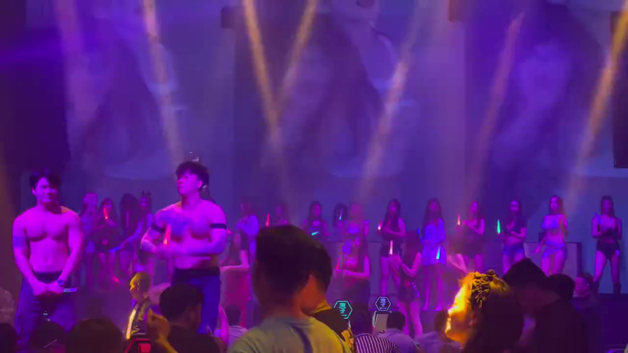 酒吧劲爆现场-靖西格莱美剧院式酒吧