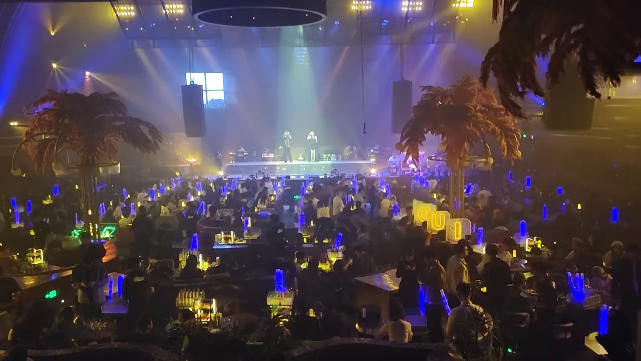 酒吧劲爆现场-成都兑SHOWBOXX