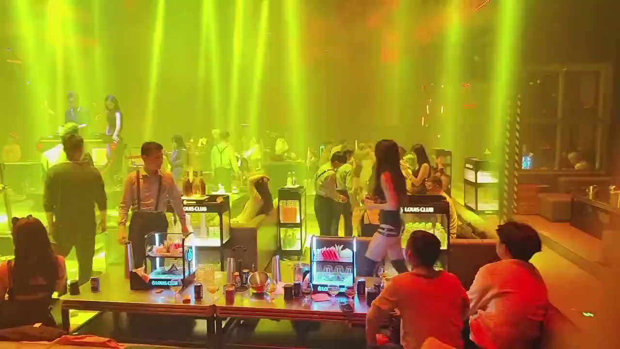 酒吧劲爆现场-上海LOUIS路易斯酒吧