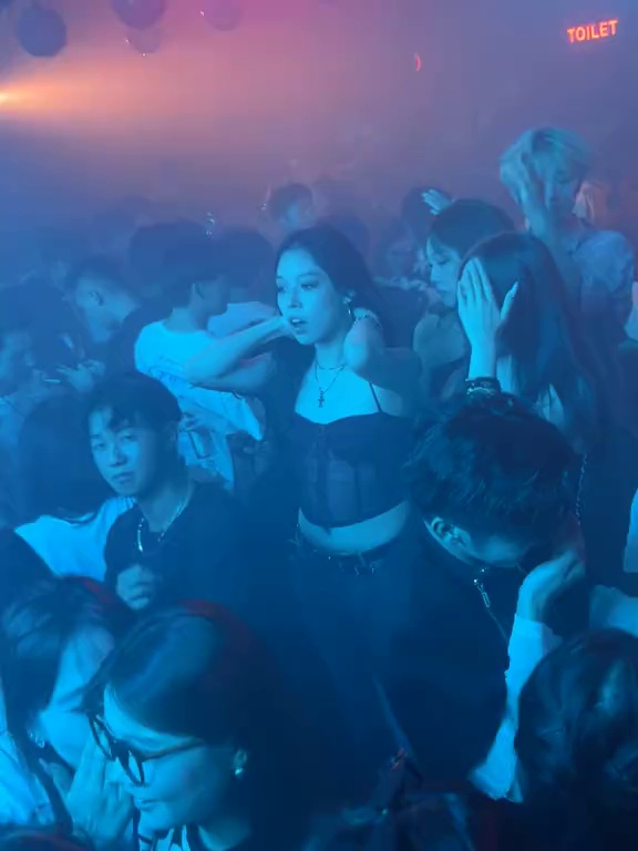 酒吧劲爆现场-深圳猩猩地堡酒吧