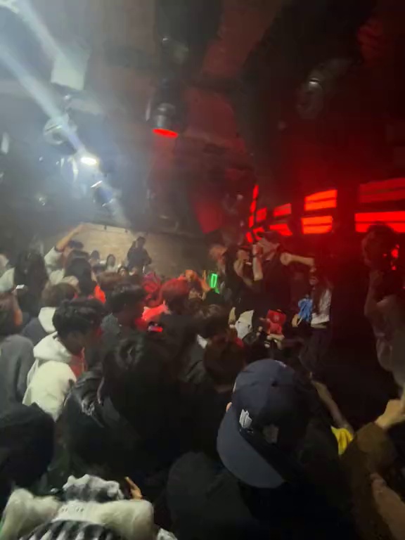 酒吧劲爆现场-深圳猩猩地堡酒吧