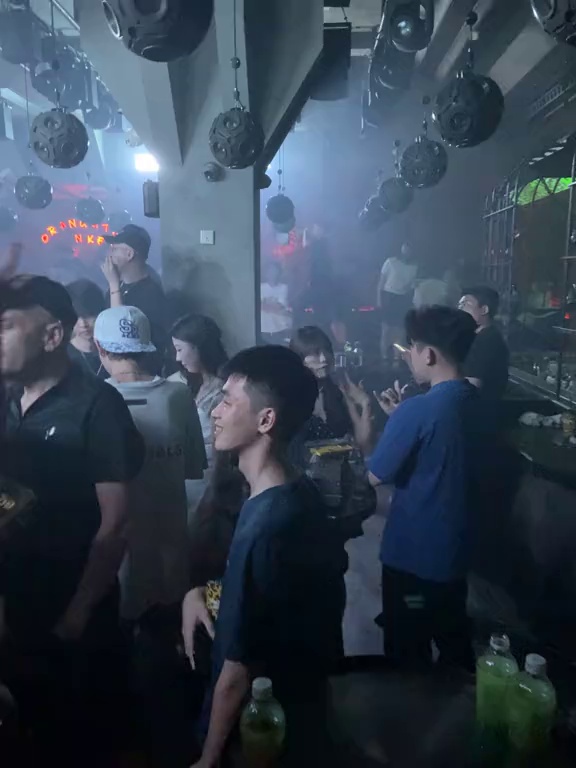 酒吧劲爆现场-深圳猩猩地堡酒吧
