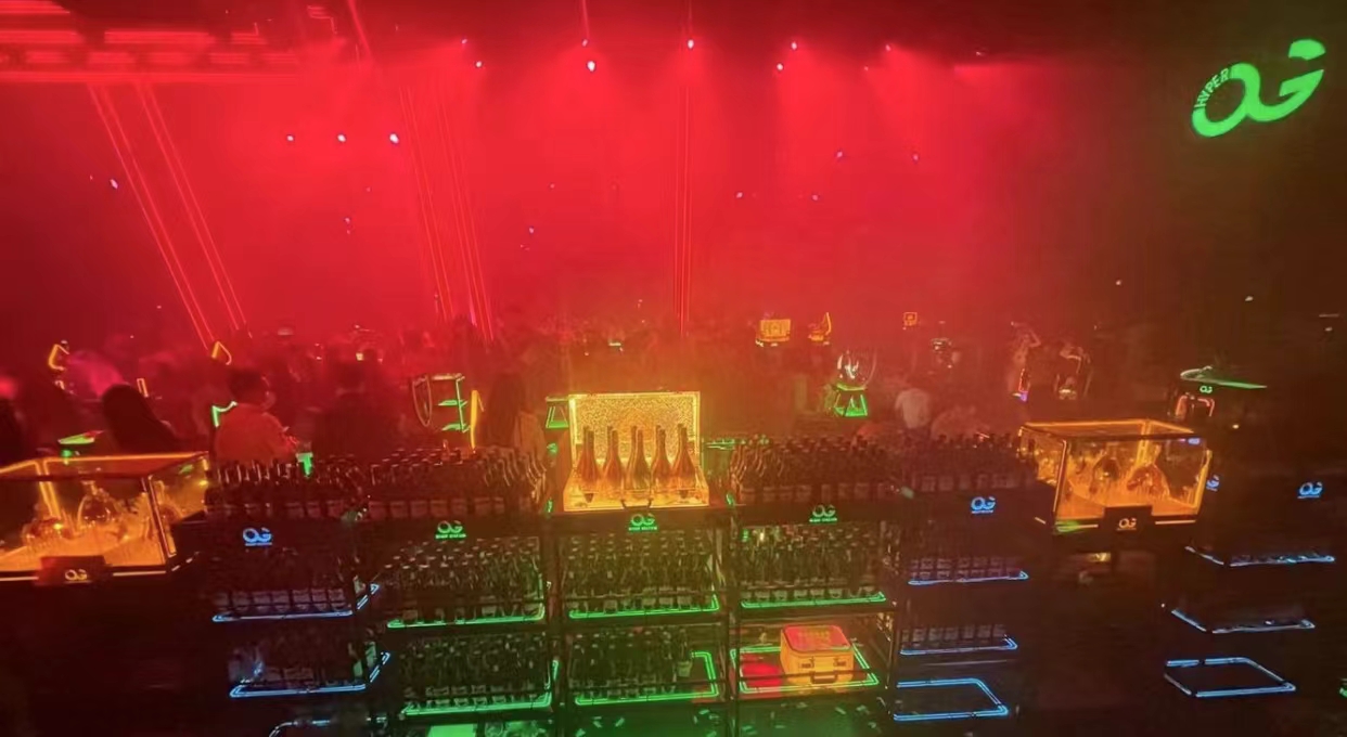 安龙安龙PLUS HOUSE浩斯派对酒吧