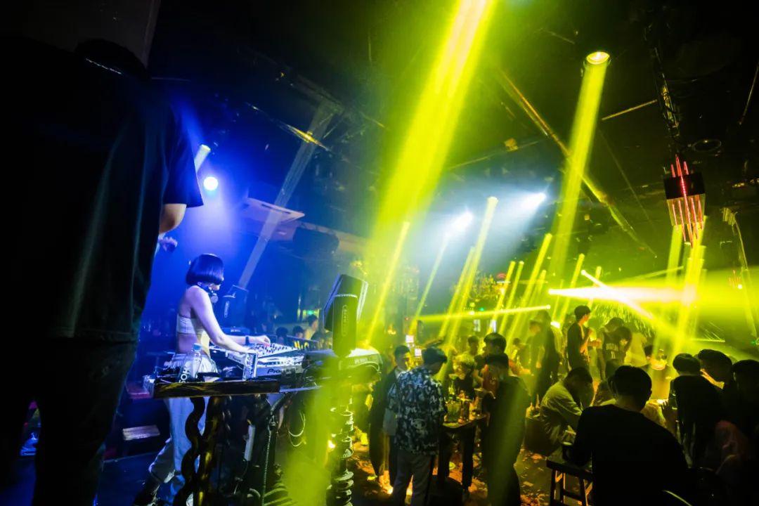 这几首歌有点野，听了比酒还上头。-潍坊苏荷酒吧/SOHO CLUB