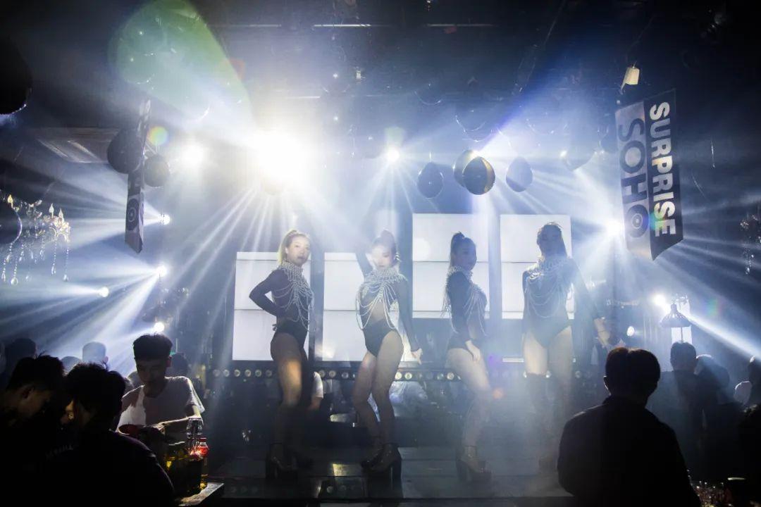 这几首歌有点野，听了比酒还上头。-潍坊苏荷酒吧/SOHO CLUB