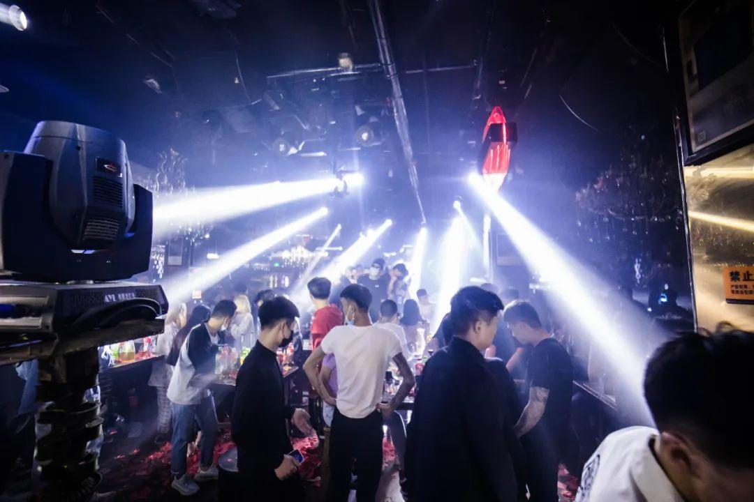 这几首歌有点野，听了比酒还上头。-潍坊苏荷酒吧/SOHO CLUB