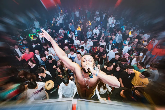 你试过在舞池蹦迪被DJ喂泡面吗？-海口EPE酒吧/EPE CLUB