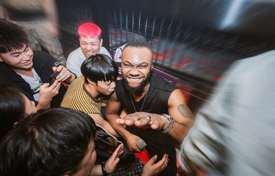 你试过在舞池蹦迪被DJ喂泡面吗？-海口EPE酒吧/EPE CLUB