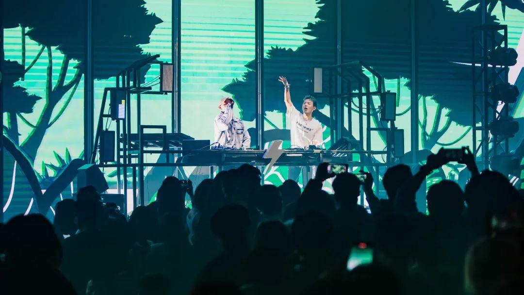 以光为弦,谱写MASTER x Terry Zhong “City of Lights”的巅峰之夜-上海Live Nation Electronic Asia(LNEA酒吧) 上海 以光为弦,谱写MASTER x Terry Zhong “City of Lights”的巅峰之夜-上海Live Nation Electronic Asia(LNEA酒吧) 上海