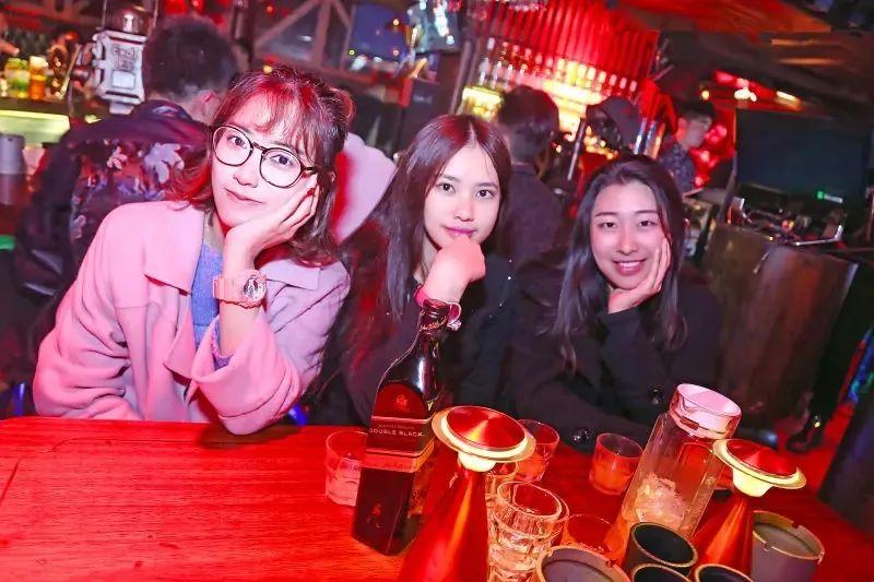 深夜的快乐原来有这个足矣-重庆苏荷酒吧/SOHO CLUB