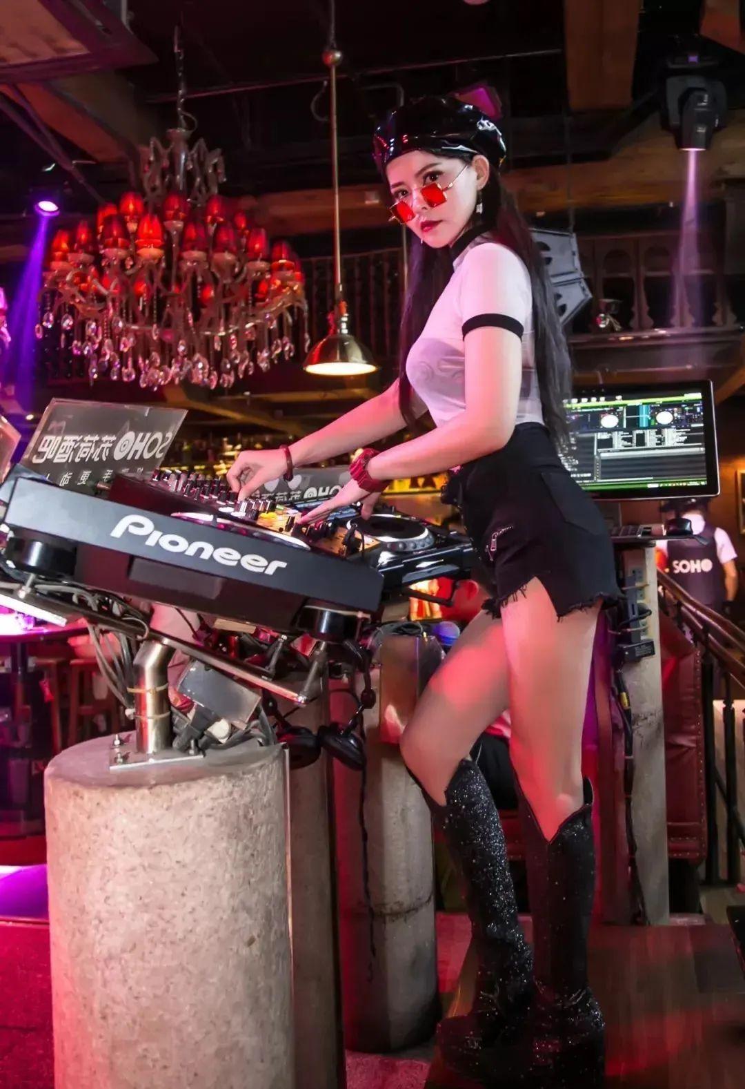 深夜的快乐原来有这个足矣-重庆苏荷酒吧/SOHO CLUB