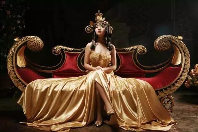 SEVEN CLUB|3.8女神节 |女王盛宴主题Party,展现你的女王范!-七台河SEVEN CLUB(赛文酒吧)七台河 SEVEN CLUB|3.8女神节 |女王盛宴主题Party,展现你的女王范!-七台河SEVEN CLUB(赛文酒吧)七台河