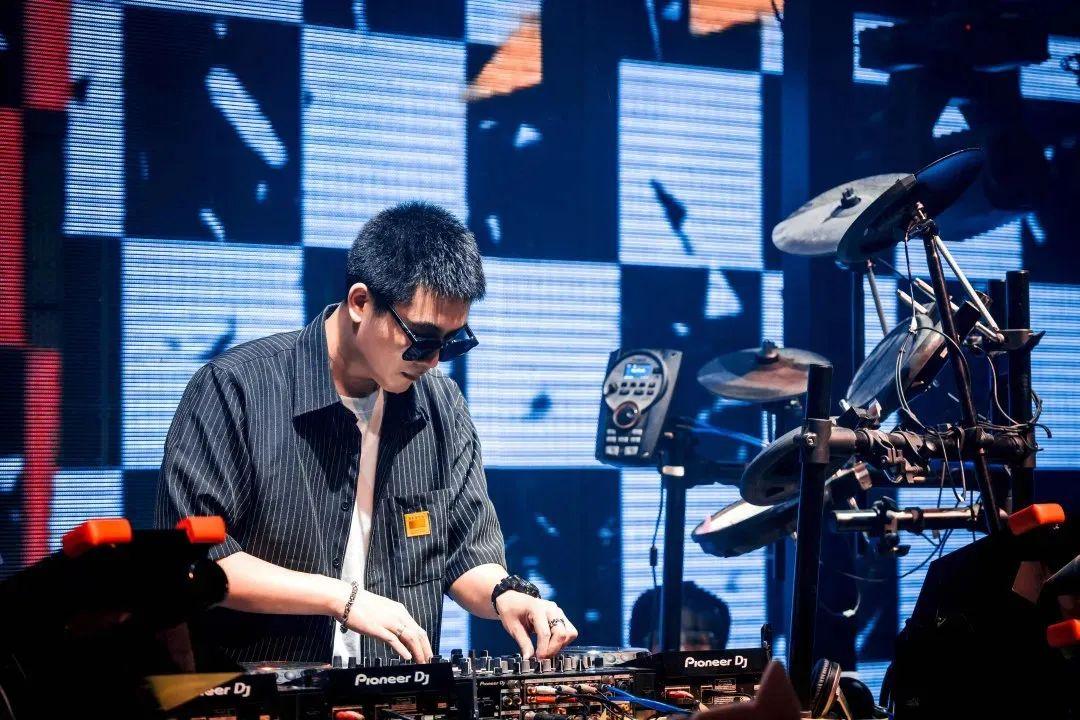 AT 体验馆品牌创始人亲自上阵 听说他喜欢玩 LIVE SET ？-兰州AT酒吧/AT体验馆