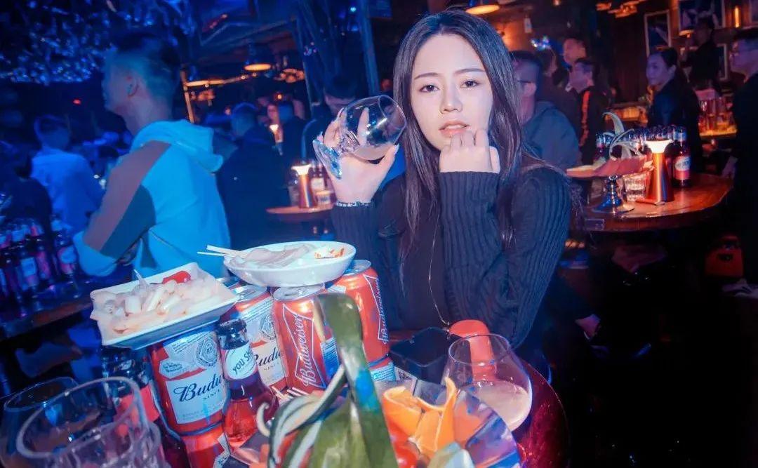高阶人士「饮酒」指南，你可知这些骚操作-武汉苏荷酒吧/SOHO CLUB