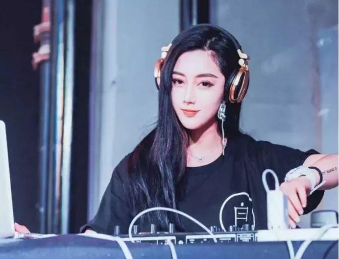 可盐可甜的女孩谁能拒绝？2019.06.29甜美外表下的酷女孩DJ ZAYA-天津威克斯酒吧/VICS CLUB