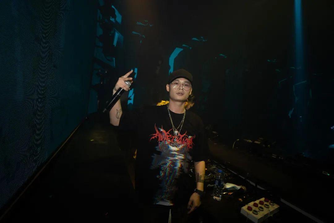 MC界“侧田”携手DJ“绯闻女友”来袭！-四会维密斯派对空间酒吧/V-MAX CLUB