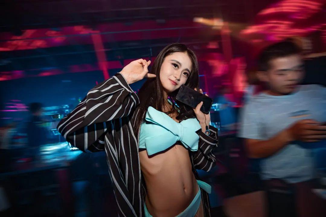 MC界“侧田”携手DJ“绯闻女友”来袭！-四会维密斯派对空间酒吧/V-MAX CLUB