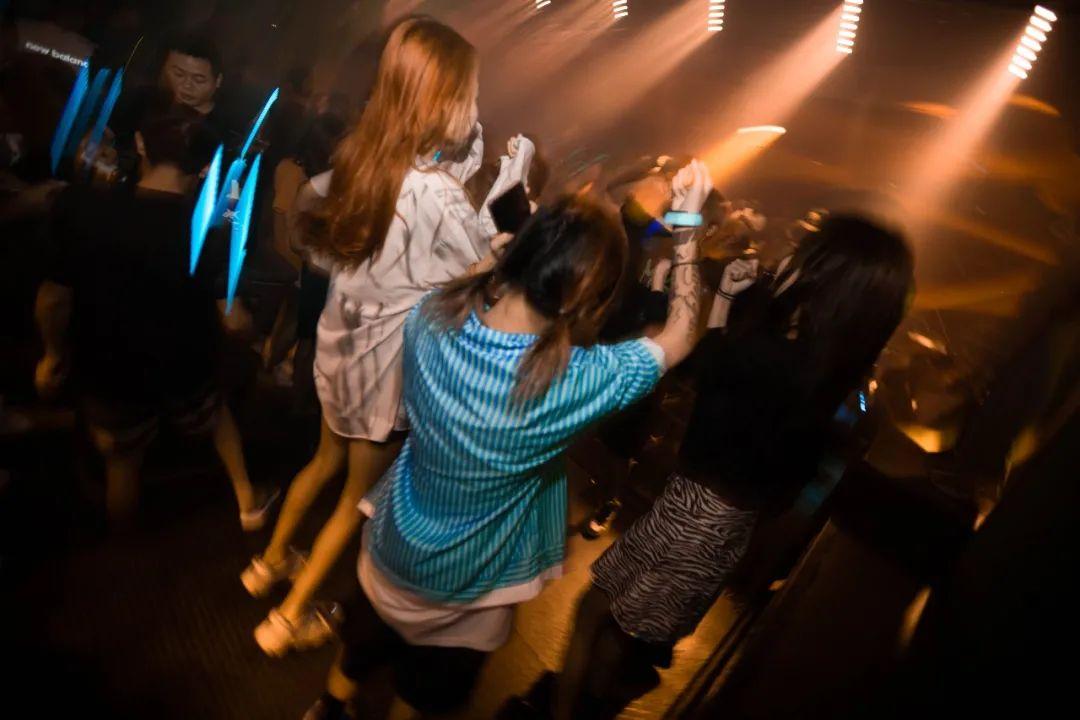 MC界“侧田”携手DJ“绯闻女友”来袭！-四会维密斯派对空间酒吧/V-MAX CLUB
