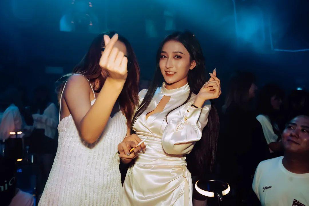提问,6月有什么比这里更快乐的?-西安西安普乐浩斯酒吧/ph 酒吧/Play House 提问,6月有什么比这里更快乐的?-西安西安普乐浩斯酒吧/ph 酒吧/Play House