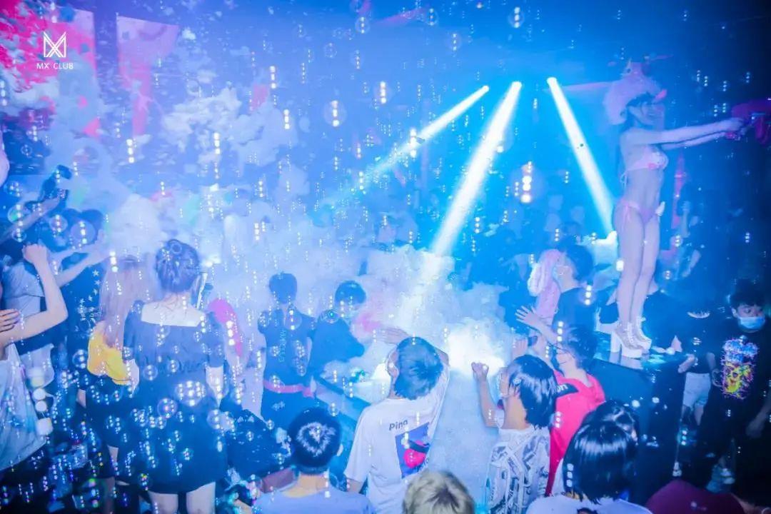 夏天做不腻的事 就是和你一起享受泡沫浴-许昌MX酒吧/MX CLUB
